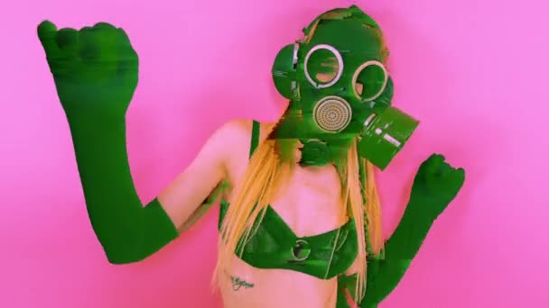 Vreemde Disco Gogo Danser Met Gasmasker Voor Bescherming Tegen Virussen — Stockvideo