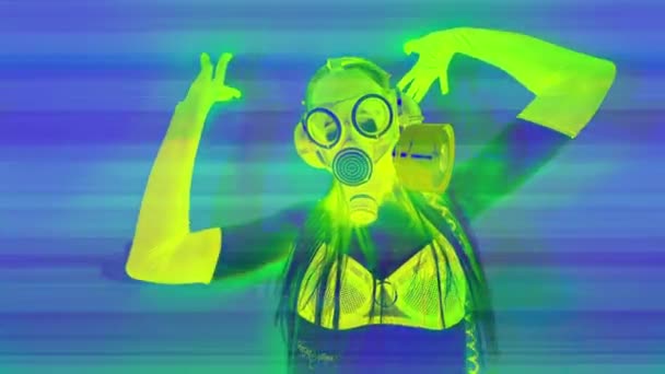 Zvláštní Disco Gogo Tanečnice Plynovou Maskou Ochranu Před Viry — Stock video