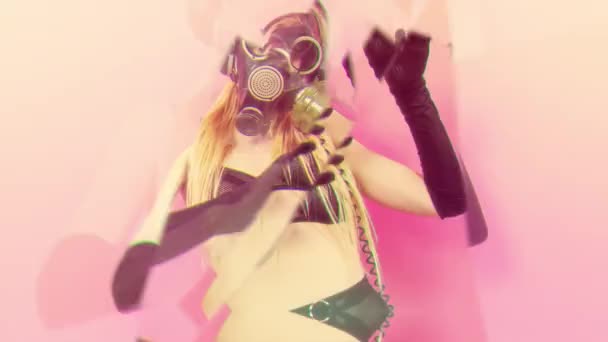 Vreemde Disco Gogo Danser Met Gasmasker Voor Bescherming Tegen Virussen — Stockvideo