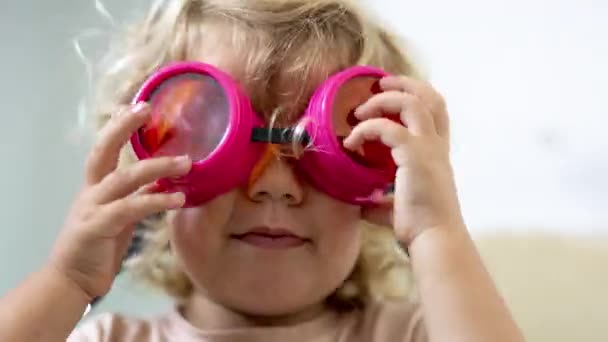 Uma Sequência Movimento Rápido Menina Pequena Com Óculos Sol Mudança — Vídeo de Stock