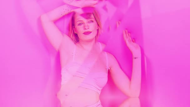 一个穿着粉色背景和浅色棱镜效果的漂亮女迪斯科舞蹈家 — 图库视频影像