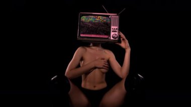 Kafasında televizyon olan, ekranda parazit olan ve vücudunu koluyla kaplayan bir kadın.