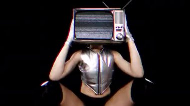 Kafasında parazit olan televizyonu olan bir kadın. 