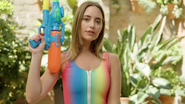 Una Mujer Bonita Bikini Posa Con Una Pistola Agua Ourdoors — Vídeos de Stock