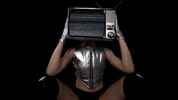 Kafasında Parazit Olan Televizyonu Olan Bir Kadın — Stok video