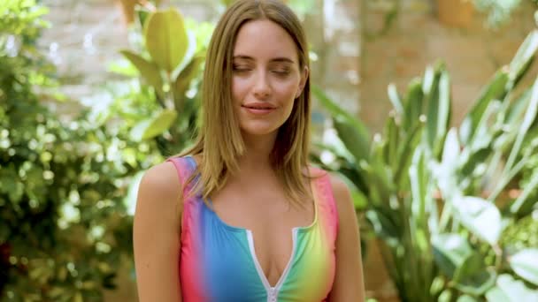 비키니를 여름에 야외에서 아름다운 — 비디오