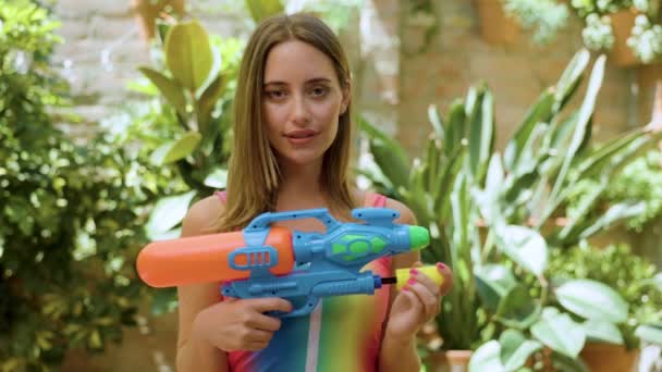 Una Bella Donna Bikini Con Una Pistola Acqua Che Spara — Video Stock