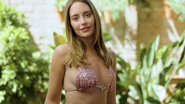 Una Mujer Guapa Bikini Posa Baila Aire Libre Verano — Vídeo de stock