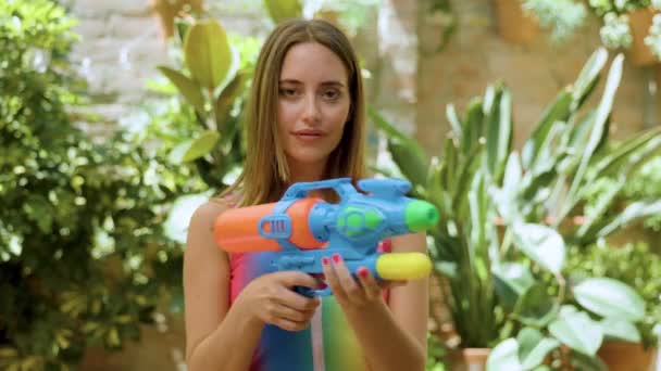 Une Jolie Femme Bikini Avec Pistolet Eau Tirant Sur Caméra — Video