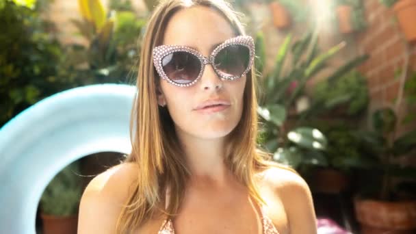 Una Mujer Bonita Gafas Sol Aire Libre Verano — Vídeo de stock