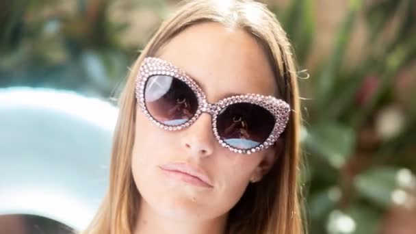 Piękna Kobieta Okularach Przeciwsłonecznych Lecie — Wideo stockowe