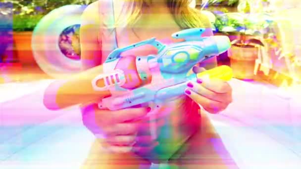 Красивая Женщина Бикини Водяным Пистолетом Бассейне Накладывающимся Глюком — стоковое видео