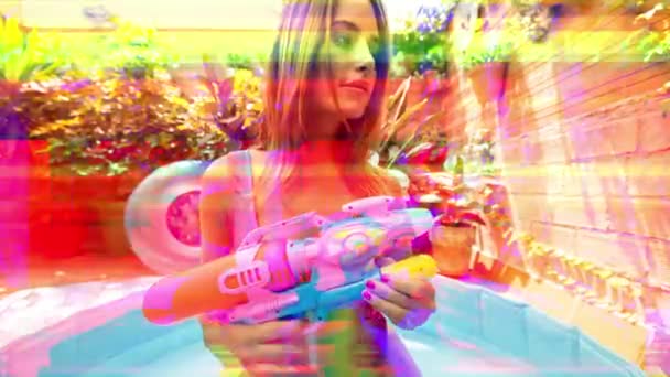 Красивая Женщина Бикини Водяным Пистолетом Бассейне Накладывающимся Глюком — стоковое видео