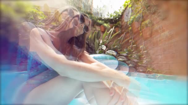 Ładna Kobieta Okularach Przeciwsłonecznych Lecie Nakładanym Efektem Świetlnym Pryzmatu — Wideo stockowe