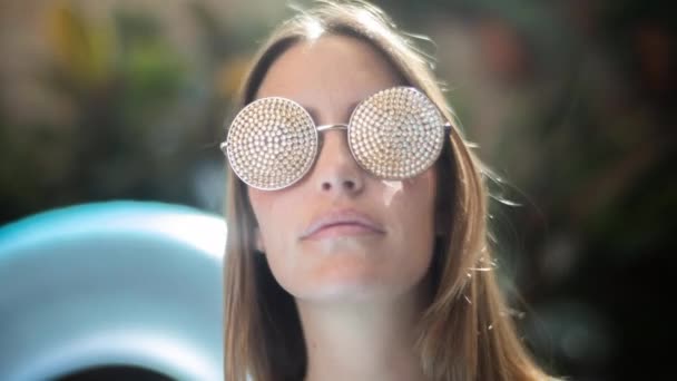 Una Mujer Bonita Gafas Sol Aire Libre Verano — Vídeos de Stock