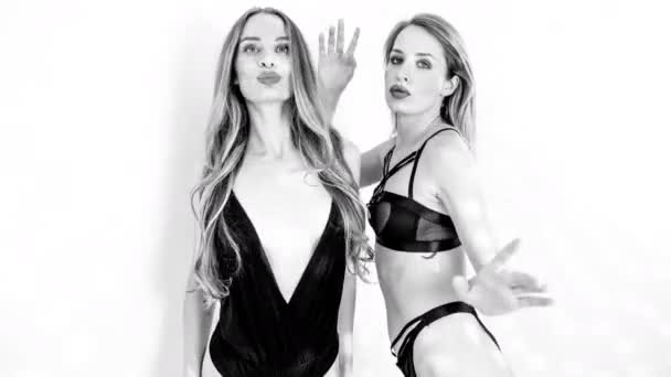 Två Vackra Kvinnliga Discodansare Som Rör Sig Med Reflektioner Från — Stockvideo