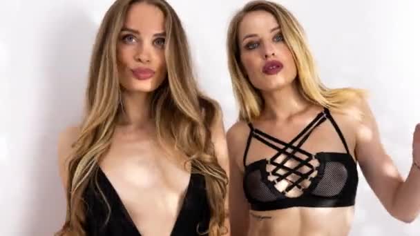 Duas Belas Dançarinas Discoteca Lingerie Preta Com Falhas — Vídeo de Stock