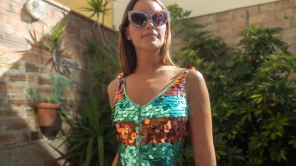 Una Mujer Bonita Bikini Brillante Aire Libre Verano — Vídeo de stock
