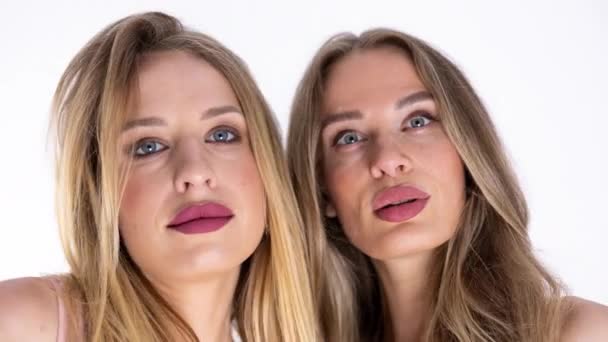 Головний Знімок Двох Красивих Жіночих Танцюристок Диско — стокове відео