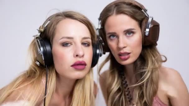 Dos Hermosas Bailarinas Disco Moviéndose Lencería Rosa Auriculares — Vídeos de Stock