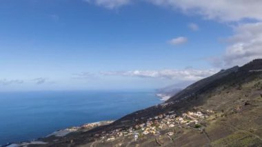 La Palma, Kanarya Adaları 'ndaki sakin bir denizin üzerindeki bulut oluşumlarının zamanlaması