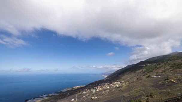 Ένα Timelapse Των Σχηματισμών Σύννεφο Πάνω Από Μια Ήρεμη Θάλασσα — Αρχείο Βίντεο