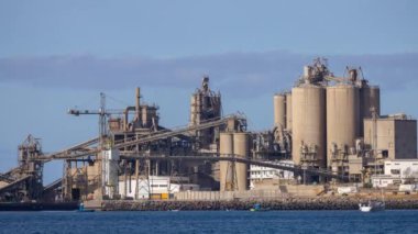 Büyük Kanarya 'da, İspanya' da deniz kenarında bir enerji santralinin zamanaşımı.