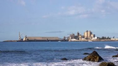 Büyük Kanarya 'da, İspanya' da deniz kenarında bir enerji santralinin zamanaşımı.