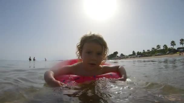 Ένα Μικρό Κορίτσι Που Επιπλέει Και Κολυμπάει Ένα Φουσκωτό Δαχτυλίδι — Αρχείο Βίντεο