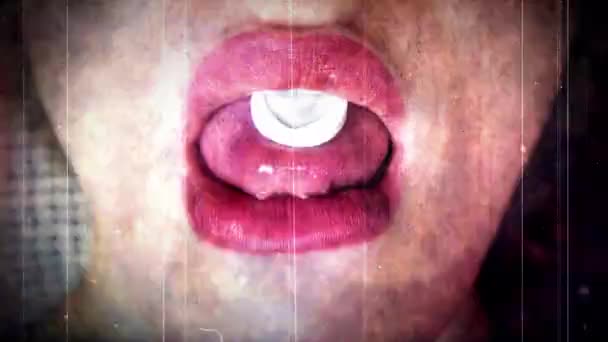 Mână Care Pune Pastilă Limba Femeii Erori Film Decolorat — Videoclip de stoc