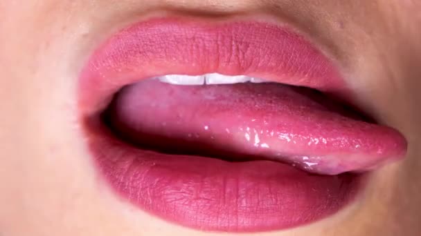 Een Vrouw Likt Haar Volle Rode Lippen Met Haar Tong — Stockvideo