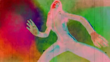 Dişi disko dansçısı yaşlandırılmış film ve arıza efektleriyle hareket ediyor.