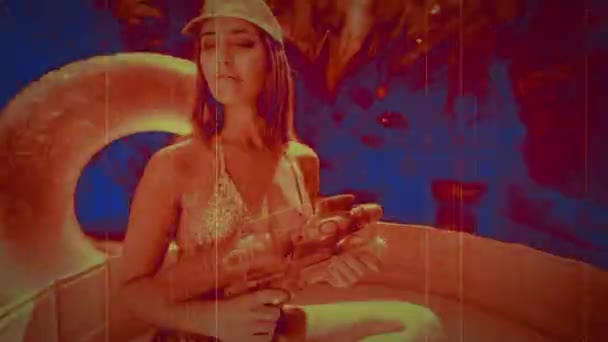 Красива Жінка Бікіні Водяним Пістолетом Веслувальному Басейні Накладеними Глюками — стокове відео
