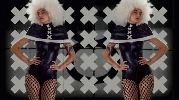 Seorang Penari Burlesque Wanita Cantik Dengan Kostum Hitam Gothic Dan — Stok Video