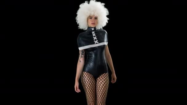Een Mooie Vrouwelijke Burlesque Danseres Gothic Zwart Kostuum Tegen Zwarte — Stockvideo
