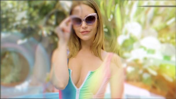 Una Mujer Bonita Gafas Sol Aire Libre Verano Con Efecto — Vídeos de Stock