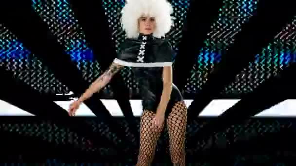 Eine Wunderschöne Burlesque Tänzerin Gotischen Schwarzen Kostüm Vor Schwarzem Hintergrund — Stockvideo