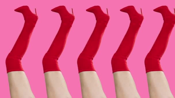 Κόκκινες Ψηλοτάκουνες Μπότες Επαναλαμβανόμενες Ροζ Φόντο — Αρχείο Βίντεο