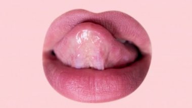 Bir kadın diliyle dudaklarını yalıyor. 