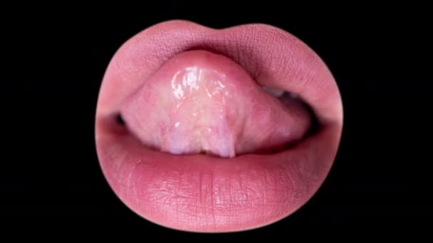 Een Vrouw Likt Haar Lippen Met Haar Tong — Stockvideo