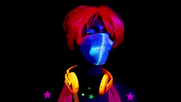 紫外線蛍光服と保護のためのマスクを身に着けているクールな女性 — ストック動画