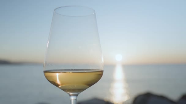 Copo Vinho Com Vinho Branco Com Mar Espumante Céu Fundo — Vídeo de Stock
