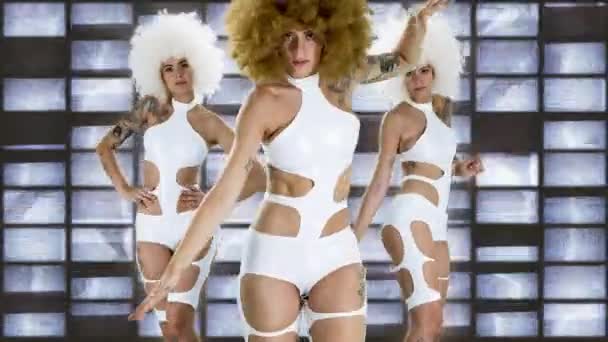 Zmysłowa Kobieta Tańcząca Białym Kostiumie Uszkodzonymi Ekranami Tle — Wideo stockowe