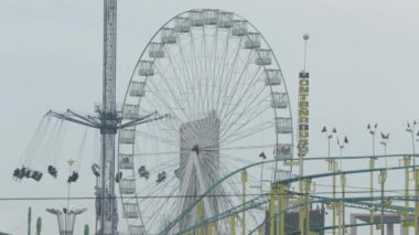 Barselona 'da bir lunaparka gidiyor.