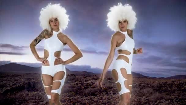 Чуттєва Жінка Танцює Білому Костюмі Дивовижною Природою Фоні — стокове відео