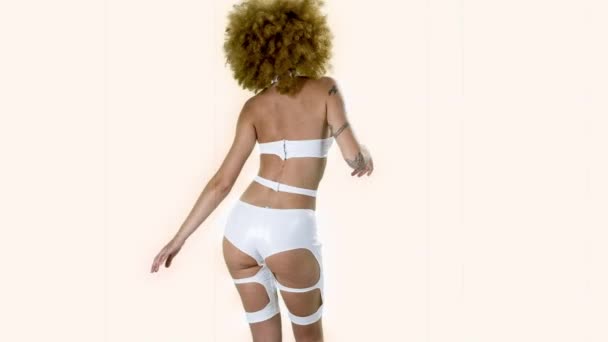 Чуттєва Жінка Танцює Позаду Білому Костюмі — стокове відео