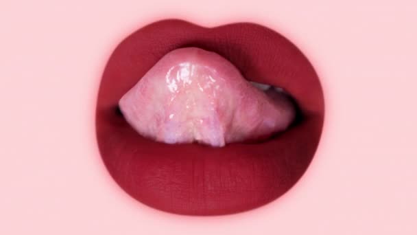 Kobieta Liżąca Swoje Czerwone Malowane Usta Językiem — Wideo stockowe