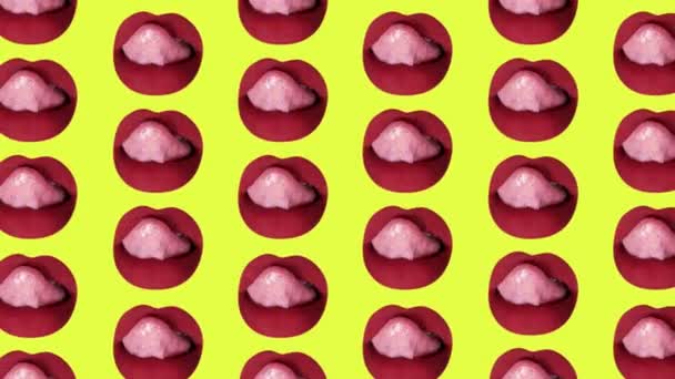 Kırmızı Boyalı Dudaklarını Yalayan Bir Kadın Diliyle Tekrarlayan Bir Desen — Stok video