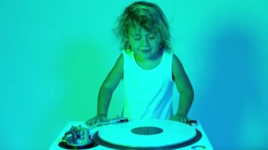 Renkli disko ışıklarıyla plakları karıştıran sevimli bir DJ küçük kız.