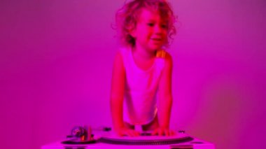 Renkli disko ışıklarıyla plakları karıştıran sevimli bir DJ küçük kız.